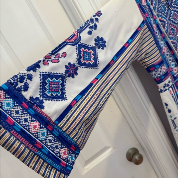 Elegant Blue and White Patterned Maxi Dress - Picture 4 of 10